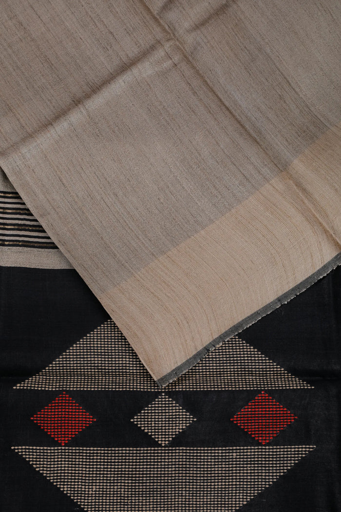 Beige Handloom Tussar Kosa Silk Saree with Black Contrast Blouse Piece - detail 3